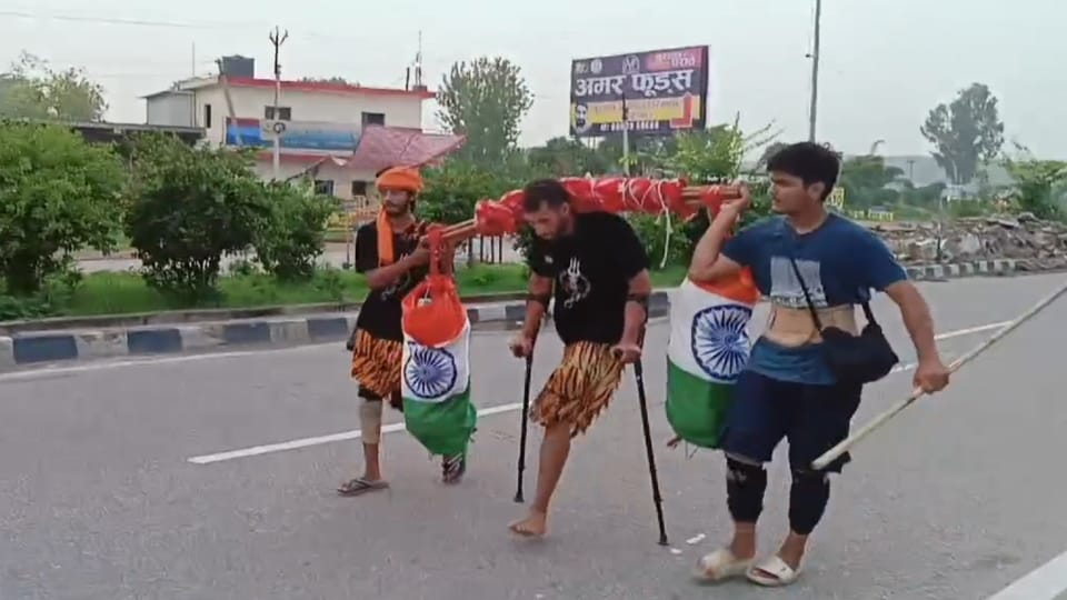 Kanwar Yatra 2024 Divyang Mohit reached Haridwar walked on one leg to collect Gangajal Roorkee News
