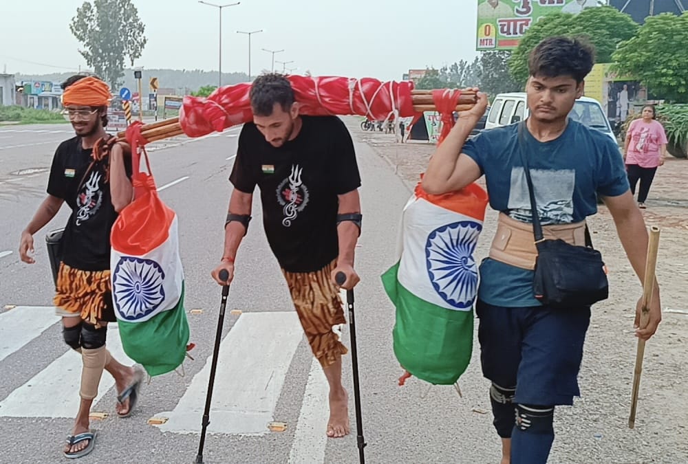 Kanwar Yatra 2024 Divyang Mohit reached Haridwar walked on one leg to collect Gangajal Roorkee News