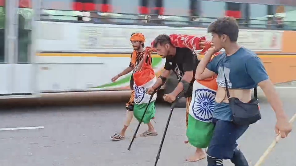 Kanwar Yatra 2024 Divyang Mohit reached Haridwar walked on one leg to collect Gangajal Roorkee News
