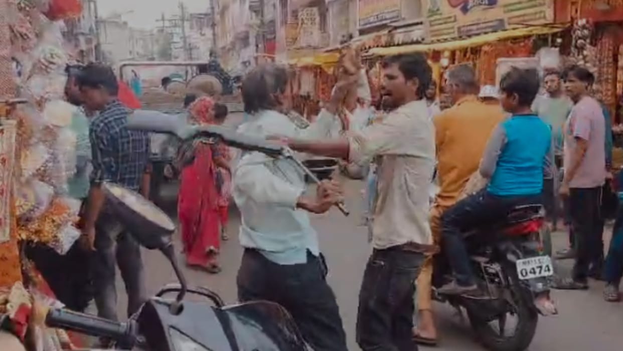 Ujjain: There was chaos in the market, an elderly man ran after the tractor with a gun, know the whole matter
