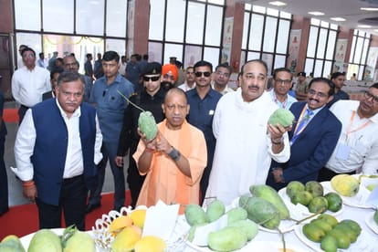 UP: मुख्यमंत्री योगी ने आम महोत्सव का किया शुभारंभ, 800 से अधिक प्रजातियों का किया गया प्रदर्शन Chief Minister Yogi Adityanath inaugrates Aam Mahotsav 2024 in Lucknow.