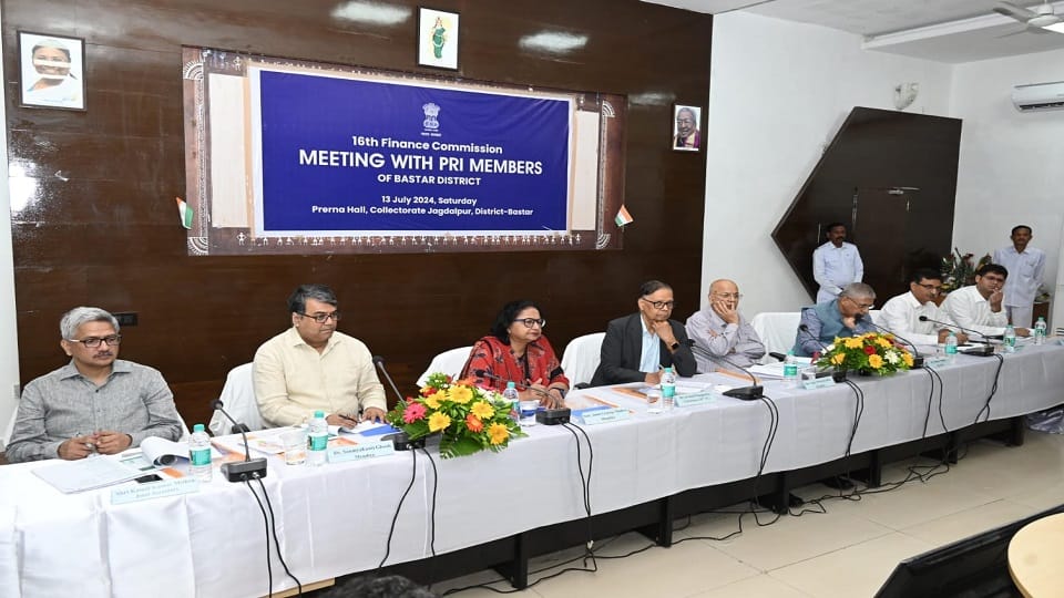 Chairman and members of 16th Finance Commission discussed with Panchayat representatives in Jagdalpur