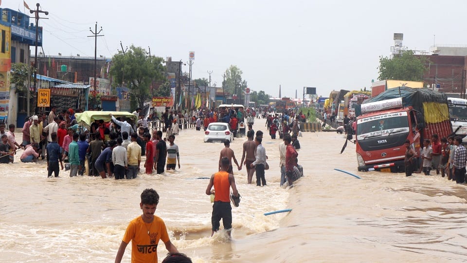 More than 800 villages of UP under floods, five died;