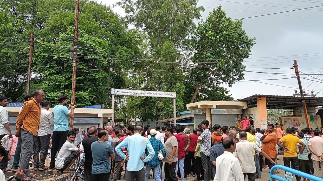 Ashoknagar News: Youth dies due to electric shock, angry people block electricity office and vandalize vehicle