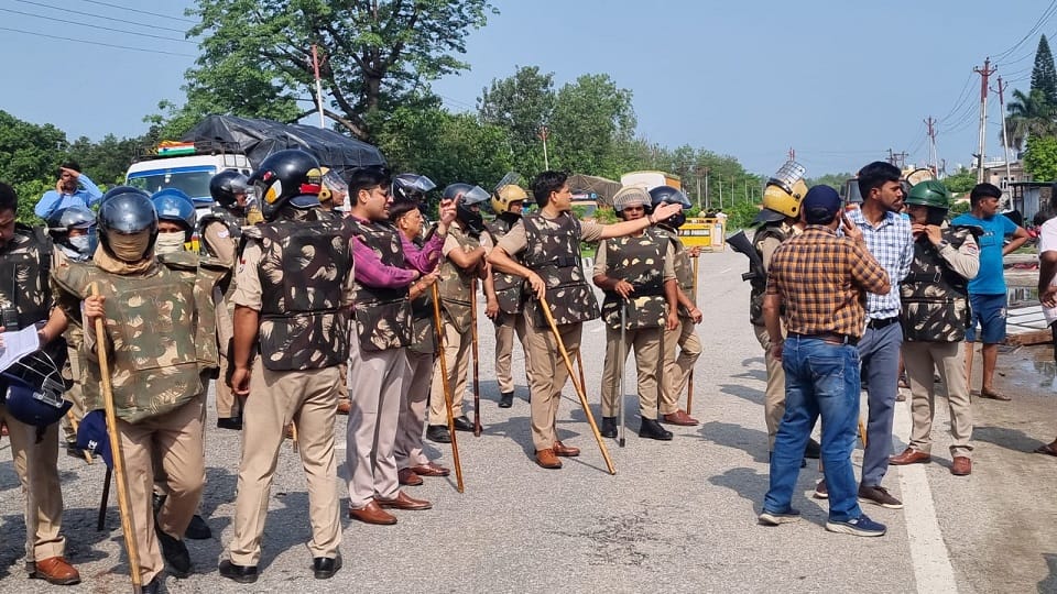 action to remove encroachment started After the expiry of one day time given to the villagers in rudrapur
