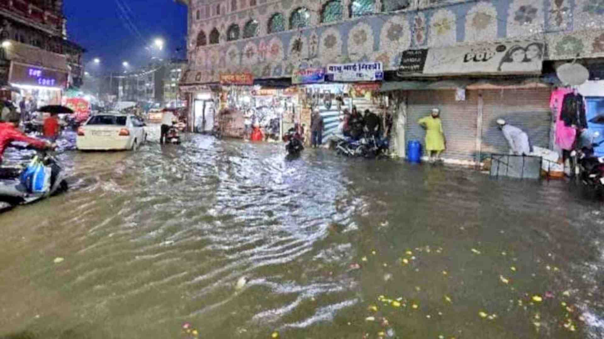 बारिश के बाद बाजार में हुआ जलभराव।