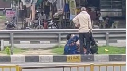 डिवाइडर पर खुले में प्रसूता ने दिया बच्चे को जन्म