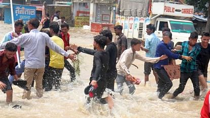 flood in UP 800 villages surrounded thousands of people migrated water on highway See Photos