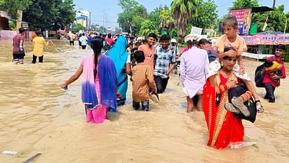 flood in UP 800 villages surrounded thousands of people migrated water on highway See Photos