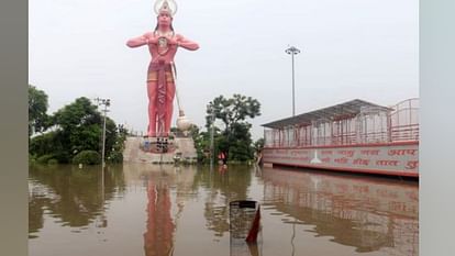 flood in UP 800 villages surrounded thousands of people migrated water on highway See Photos