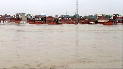 flood in UP 800 villages surrounded thousands of people migrated water on highway See Photos