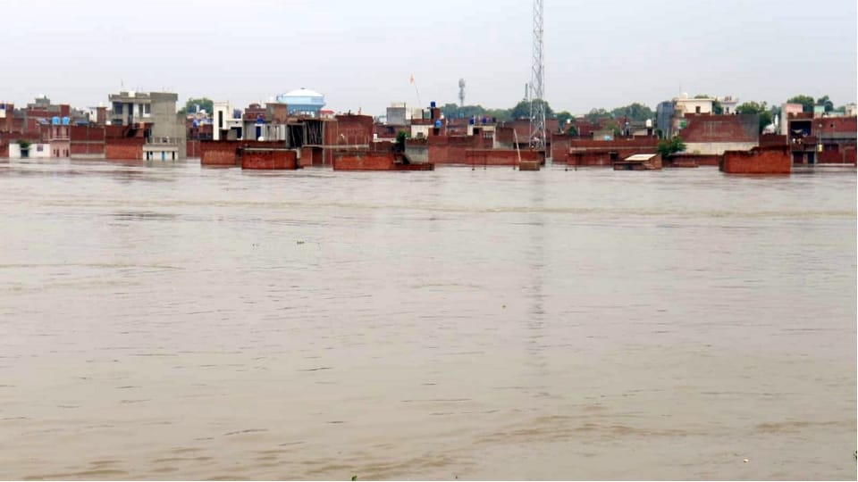 girls and women were molested on pretext of help who trapped in flood In Shahjahanpur