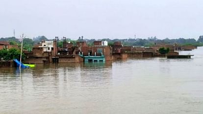 flood in UP 800 villages surrounded thousands of people migrated water on highway See Photos