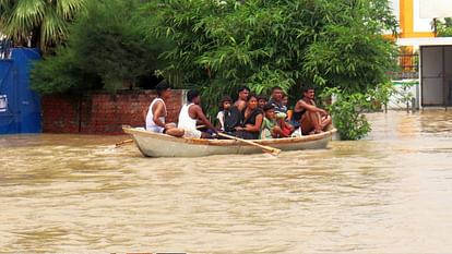 flood in UP 800 villages surrounded thousands of people migrated water on highway See Photos