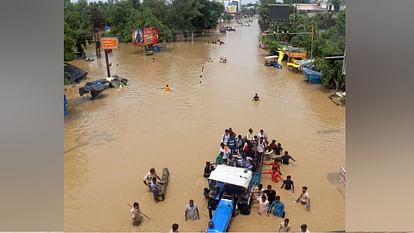 flood in UP 800 villages surrounded thousands of people migrated water on highway See Photos