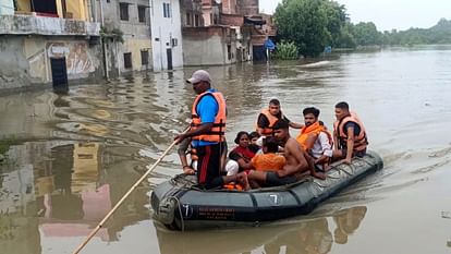 flood in UP 800 villages surrounded thousands of people migrated water on highway See Photos