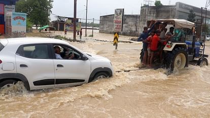 flood in UP 800 villages surrounded thousands of people migrated water on highway See Photos