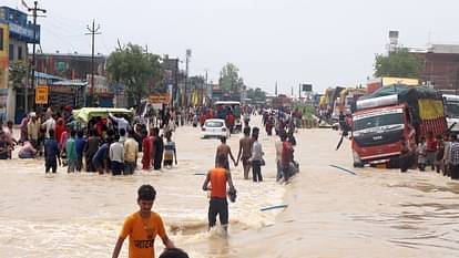 flood in UP 800 villages surrounded thousands of people migrated water on highway See Photos