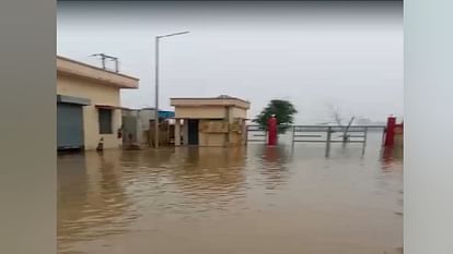 flood in UP 800 villages surrounded thousands of people migrated water on highway See Photos