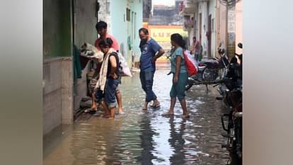 flood in UP 800 villages surrounded thousands of people migrated water on highway See Photos