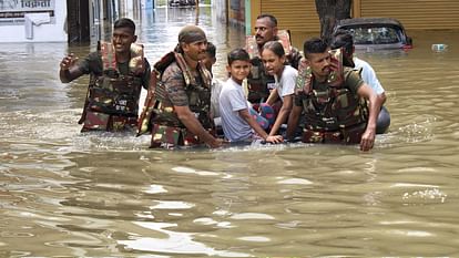 flood in UP 800 villages surrounded thousands of people migrated water on highway See Photos