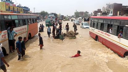 flood in UP 800 villages surrounded thousands of people migrated water on highway See Photos