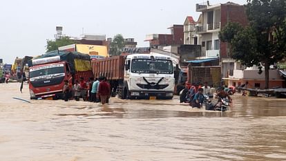 flood in UP 800 villages surrounded thousands of people migrated water on highway See Photos