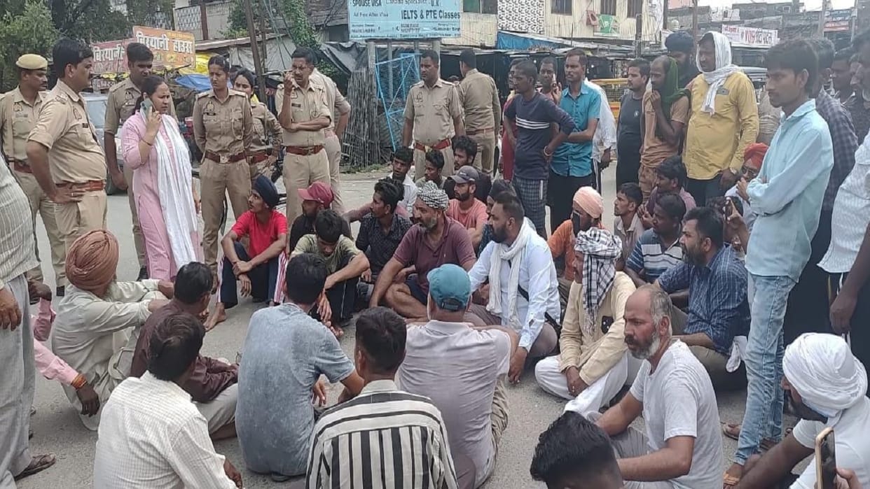 Flood affected farmers protest and demand compensation in Lakhimpur kheri