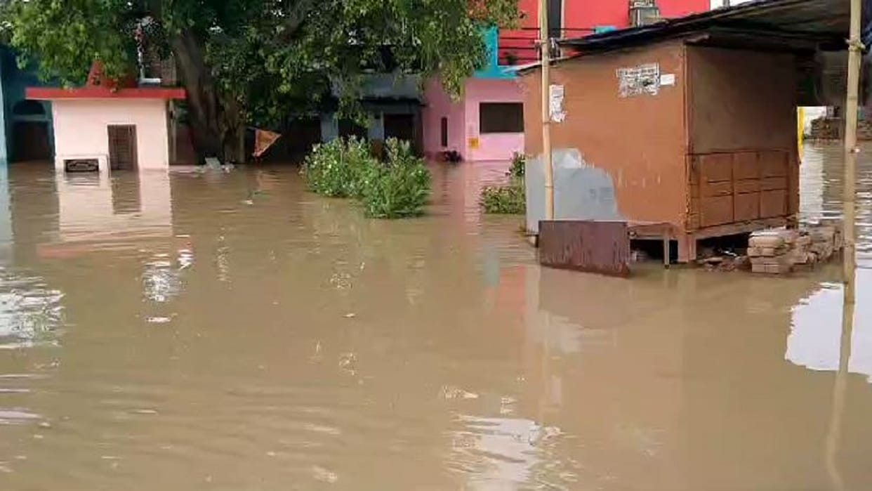 UP: 17 lives lost in flood disaster in the state, relief reached to nine lakh victims, these districts were mo
