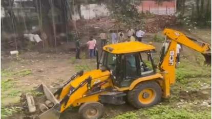 In Gorakhur, Uproar over occupation by bulldozer in Rajghat in land dispute