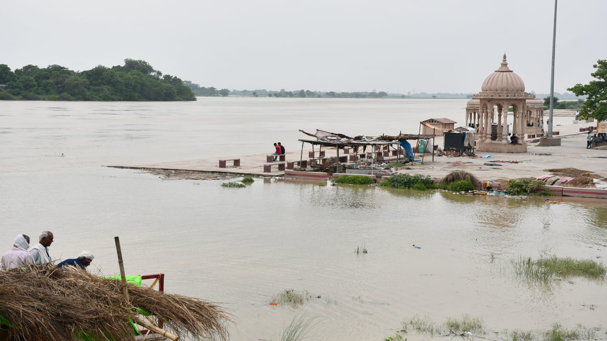 Rapti and Gandak rivers are above the danger mark in Gorakhpur, the risk of flood has increased