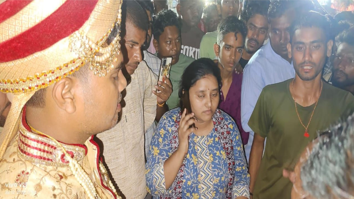 In Gorakhpur's Khorabar, first wife stopped husband who was going to marry for second time, there was a ruckus