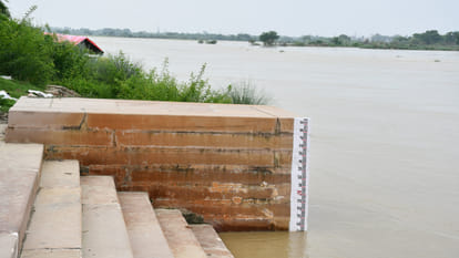 Rapti and Gandak rivers are above the danger mark in Gorakhpur, the risk of flood has increased