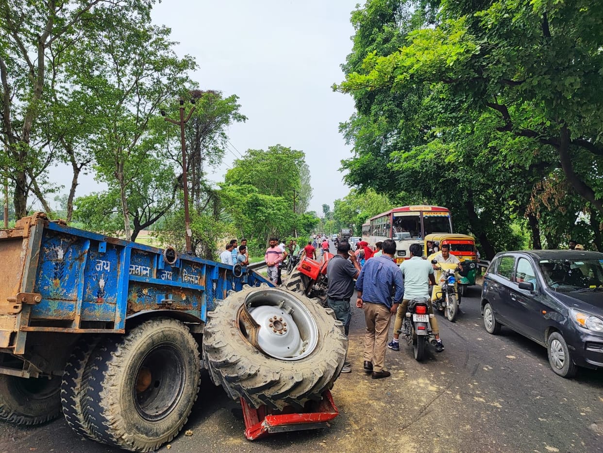 Saharanpur: Road accident in Gagalhedi, wheel of a moving tractor trolley came off, several workers injured