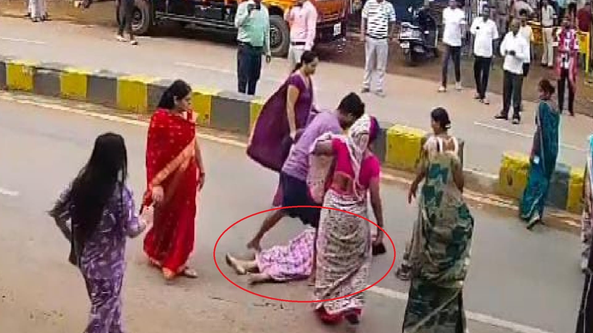 बीजेपी महिला पार्षद को घसीटकर सड़क में पटका