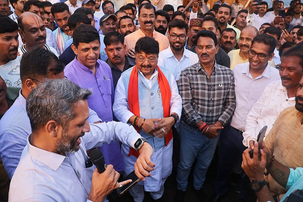 Indore: Digging of 11 lakh pits started for the world record of plantation in Indore.