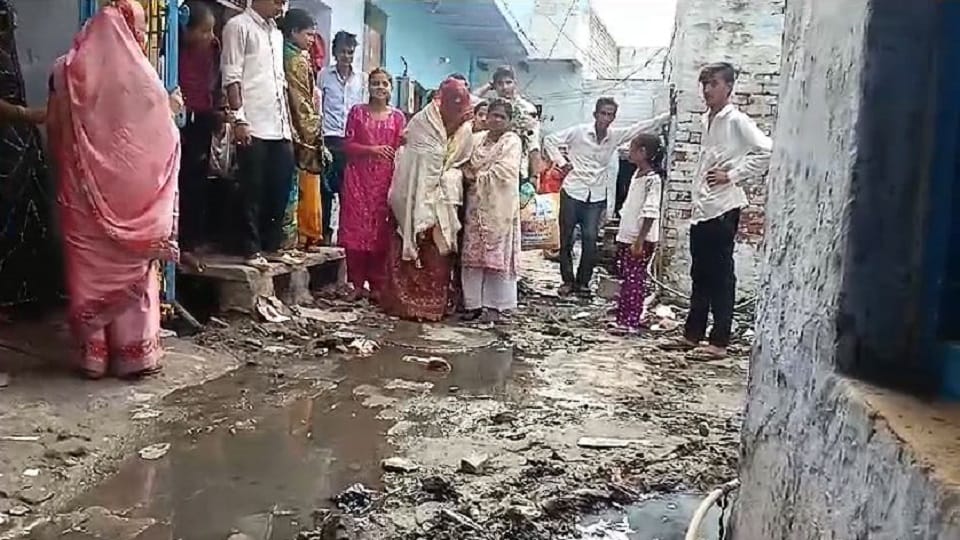 bride came for first time got angry after seeing mud in front of house said so much dirt in Agra