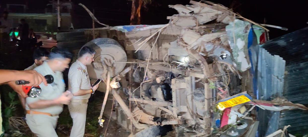 Chitrakoot road accident, Bus and car collide fiercely, 25 injured and admitted in CHC
