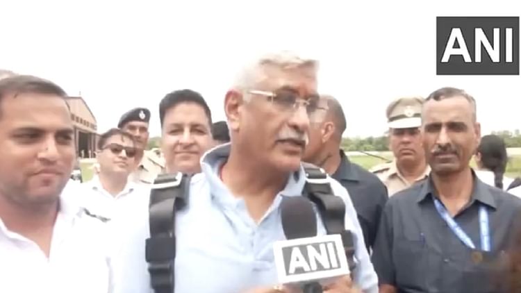 World Skydiving Day: नारनौल में केंद्रीय पर्यटन मंत्री गजेंद्र सिंह शेखावत ने की स्काईडाइविंग, कहा...