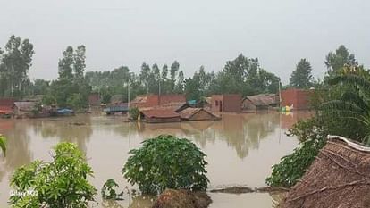 flood in UP 800 villages surrounded thousands of people migrated water on highway See Photos