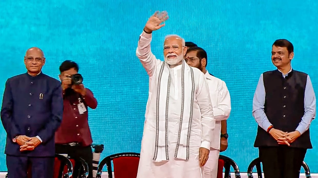 PM Modi Mumbai Visit Updates NESCO Goregaon foundation stones Laying MMRDA BMC projects news in Hindi