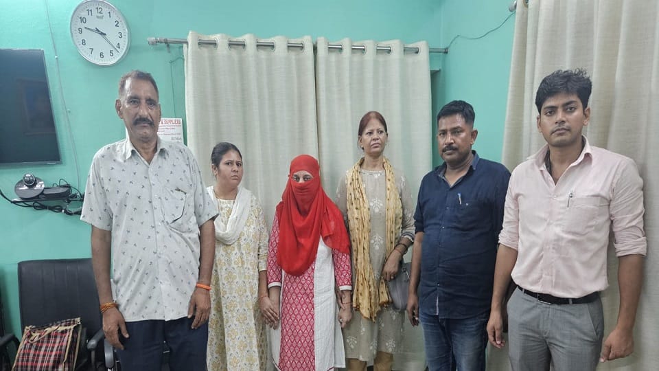 Woman Babu of Hathras CMO office arrested for taking bribe Agra Vigilance caught red handed