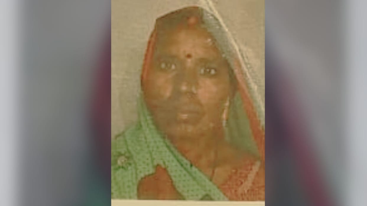 Lightning struck woman in Azamgarh horrific accident happened front of people panic ensued