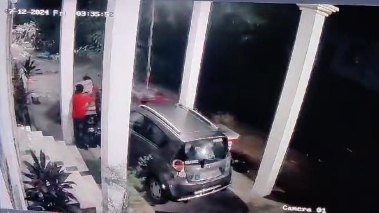 Muzaffarpur: scoundrels escaped after keeping liquor in house of woman Sarpanch, incident captured on CCTV