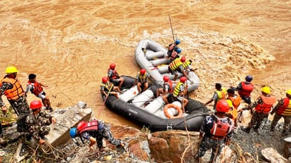 नेपाल में भूस्खलन में बही बसों में सवार यात्रियों की तलाश में लगे बचावकर्मी