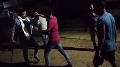 राइफल को लेकर दो पक्षों में विवाद की वायरल फोटो।