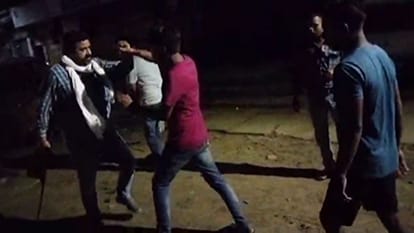 राइफल को लेकर दो पक्षों में विवाद की वायरल फोटो।