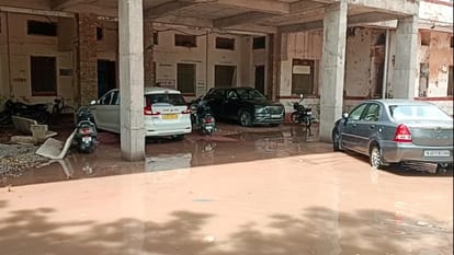 Bikaner News: PBM Hospital became a river of water, wards got flooded due to leaking roof, see pictures