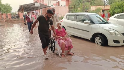 Bikaner News: PBM Hospital became a river of water, wards got flooded due to leaking roof, see pictures