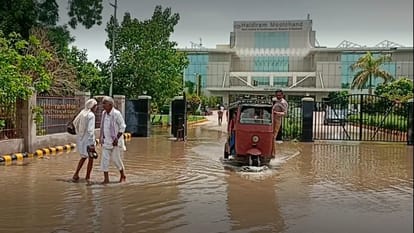Bikaner News: PBM Hospital became a river of water, wards got flooded due to leaking roof, see pictures